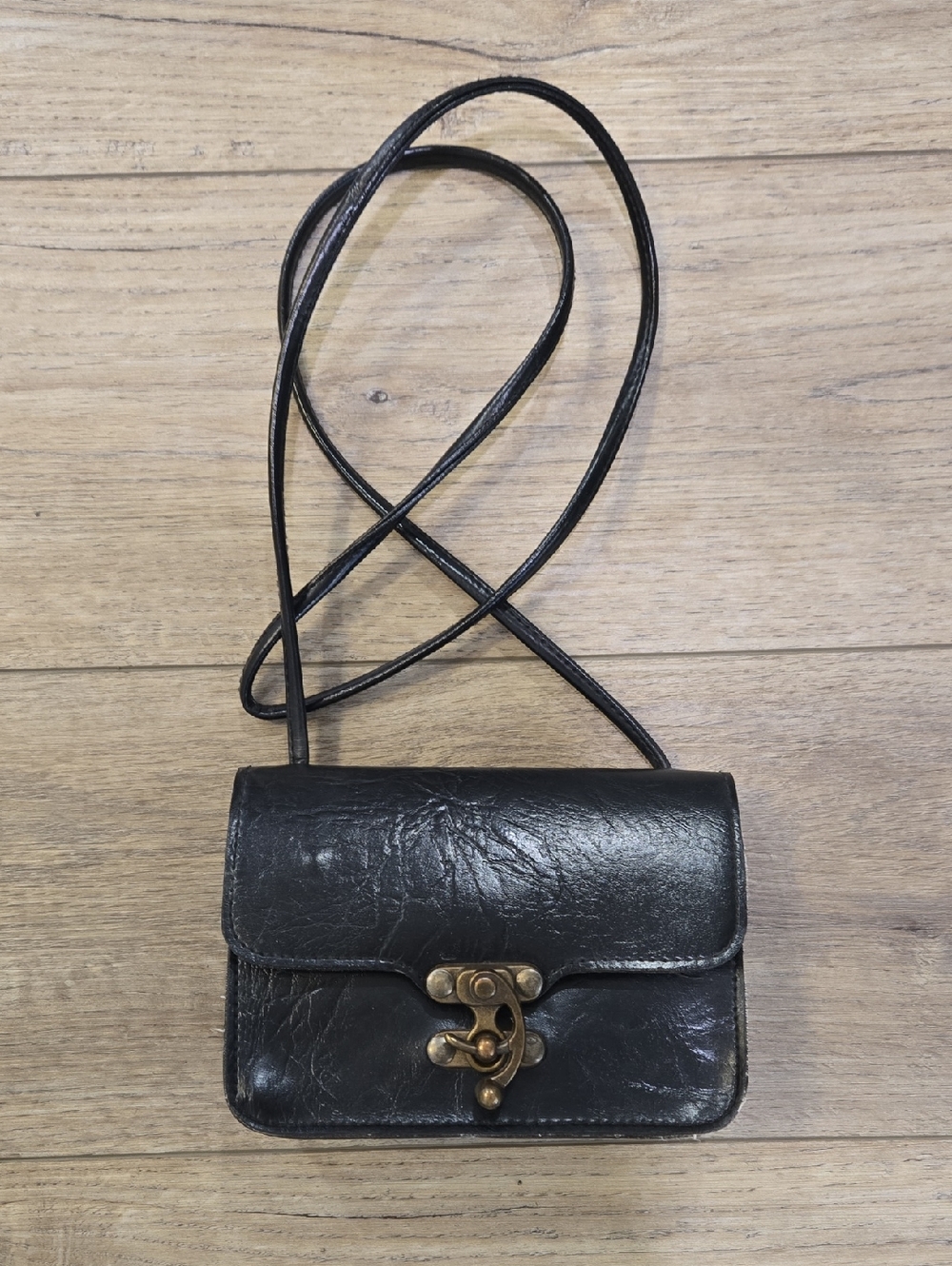 Retro 90's Black Leather Crossbody Bag with Antique Brass Clasp